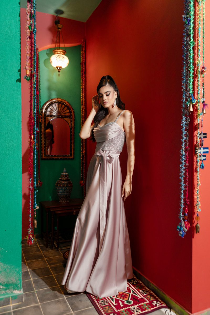 Φόρεμα με Λαμπερό Στρασένιο Μπούστο - Απόλυτη Κομψότητα για Κάθε Ειδική Περίσταση