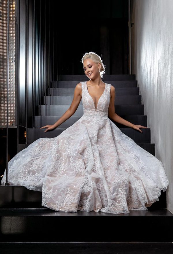Νυφικό Φόρεμα "Elegant Aria" με Μουσελίνα Φούστα και Δαντελένιο Ντεκολτέ