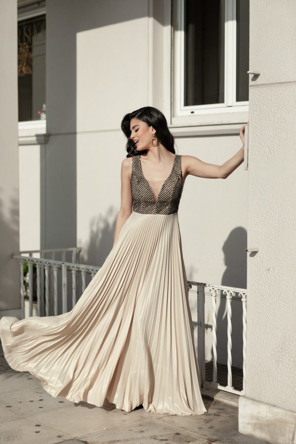 Αιθέριο Μακρύ Φόρεμα με Πλισέ Φούστα και Πολυτελές Διακριτικό Μπούστο