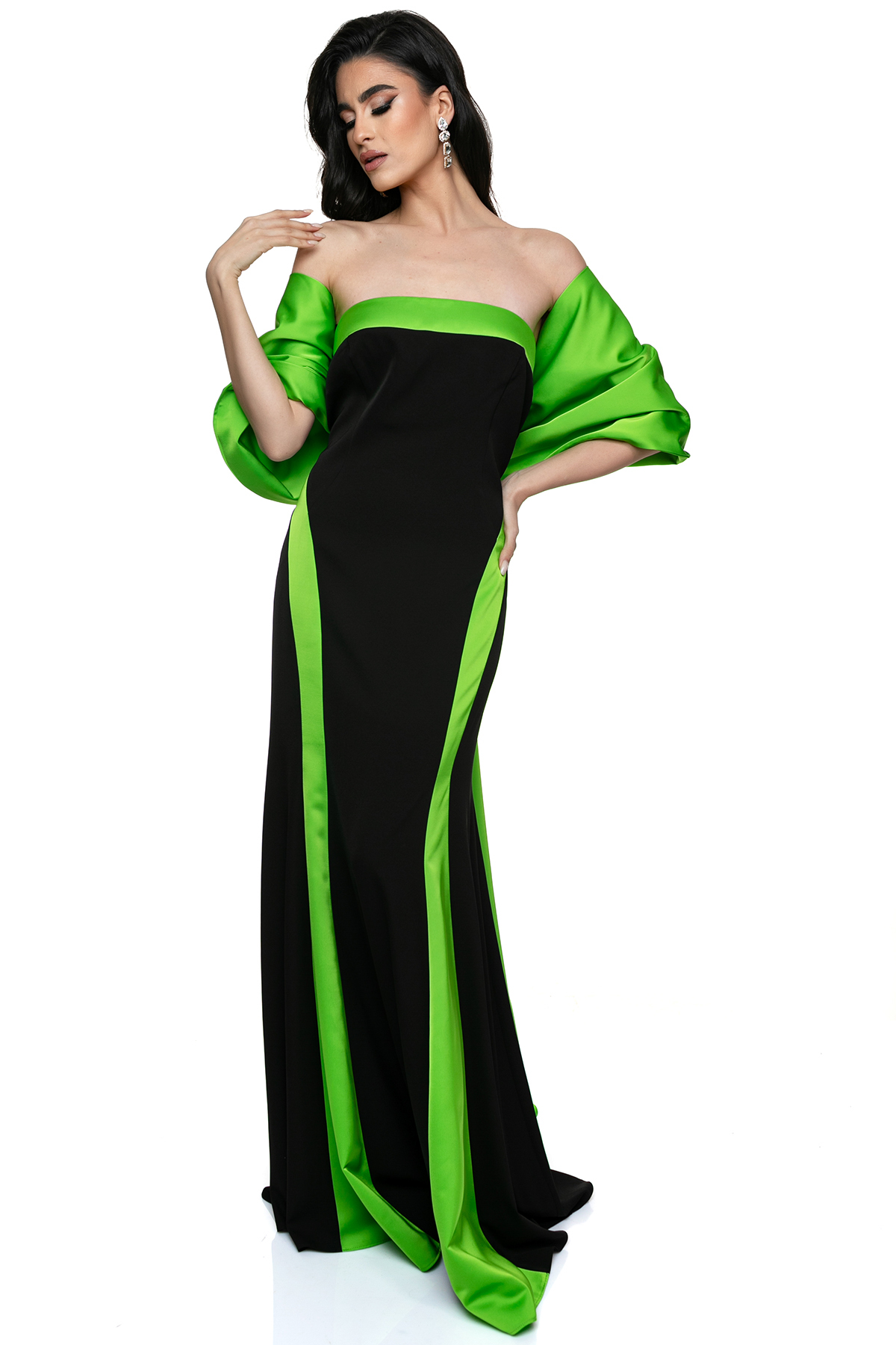 Φόρεμα Στενής Γραμμής με Εντυπωσιακή Πράσινη Κάπα-Φιόγκο