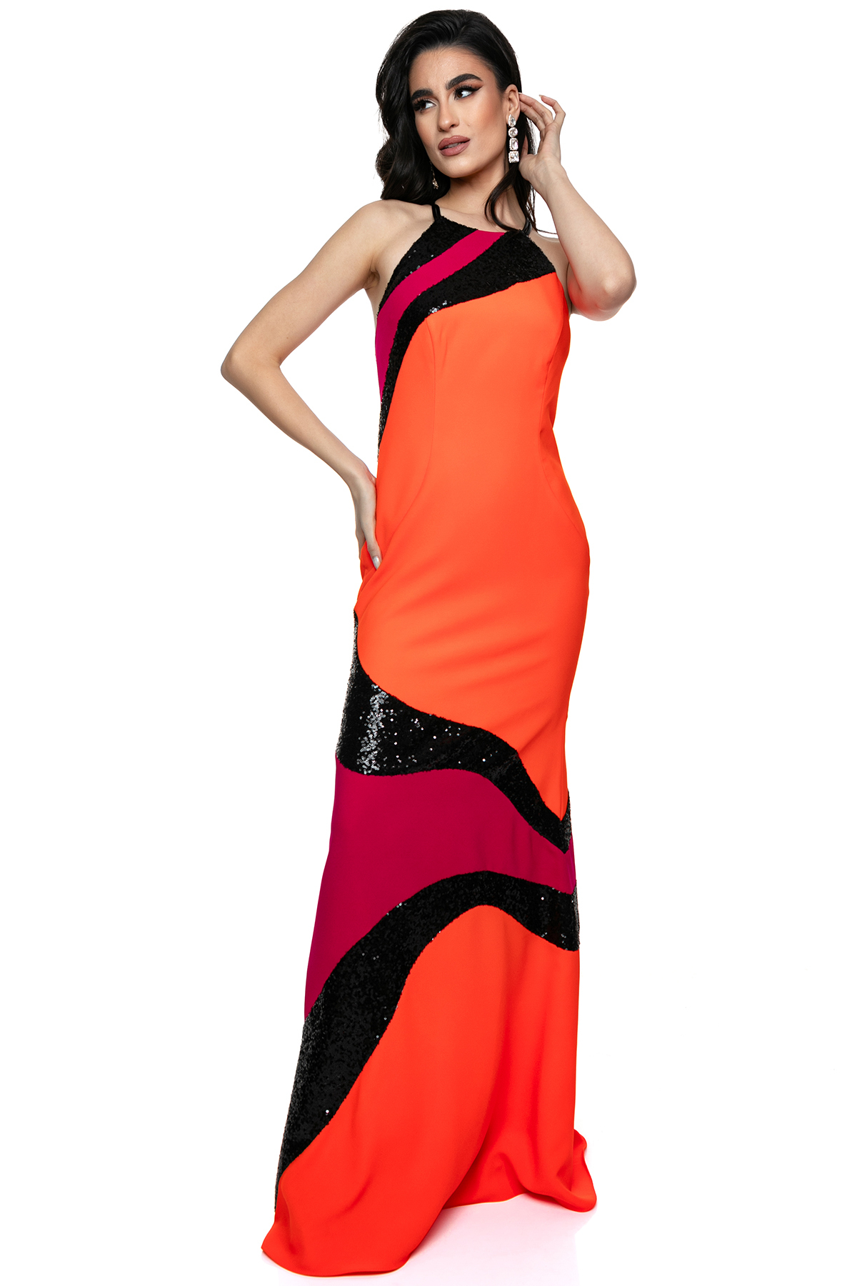 Στενό Φόρεμα με Παρτούς Ώμους και Δυναμική Χρωματική Σύνθεση