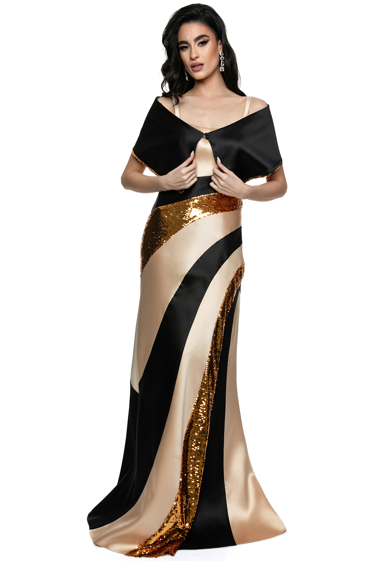 Εντυπωσιακό Στενό Φόρεμα με Χρυσές Λεπτομέρειες και Μαύρες Αντιθέσεις, Συνοδευόμενο από Κάπα Μανίκια